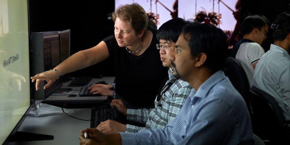 Groupe de scientifiques regardant un écran d’ordinateur 